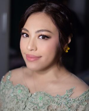 Kamasean Matthews Instagram - graduation makeup for the Idol herself @kamasean ✨😍😘
•
•
•
•
#Astridpakaya#muamanado#hairdomanado#byastridpakaya#makeupartistbitung#manadomakeup#bridesbyastridpakaya#muabali#astridpakayamakeupartist#makeupclassmanado#makeupartistmanado#makeupweddingmanado#muadenpasar#muakendari#weddingmakeup#weddingjakarta#ibutni #persitindonesia#muajakarta #muajakartatimur#persitcantik  #muajakarta#muahalim#ibupersitcantik #muahalimdwikora#muahalimperdanakusuma