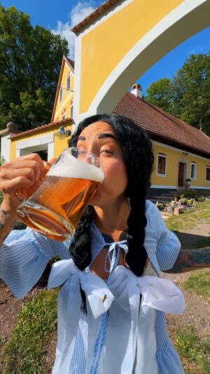 Kamila Rundusová Instagram - Děkujeme za pohostinnost v Selském stavení @melchiorhausler @amazingplacescz 🍻Bylo to báječné!

Určitě se vrátíme🤍 #broumovsko #amazingplaces #melchiorhausler #šonov @adelabellini
