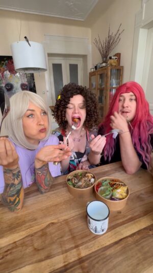 Kamila Rundusová Instagram - ⭐️VOŠUTNÁVKY⭐️

Veganská šéfkuchařská hvězda Julia Ulrich z @thegreengarden vytvořila pro @rohlik.cz exkluzivní bowls, který jsme samozřejmě museli vošutnat.

Umami Bowl, Crazy Chilli Mexico Bowl nebo Zen Bowl? Která bude tvoje nej?🥗

@arundus_ @dorota_dostalova @t.zofka

Hairstyle: @profibeauty