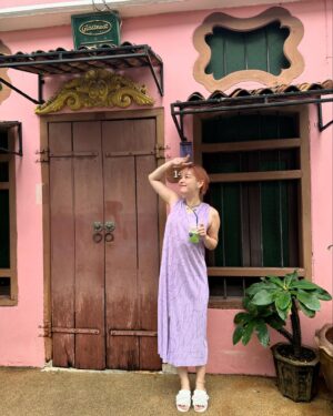 Kanako Takatsuki Instagram - Phuket old town 🏘️
カラフルな街並みで写真撮るの楽しい📸🌷
#phuket #thailand #🇹🇭

全然気付かれなさそうだけどグリーン色のアイライナー使ったらおしゃれな目元になりました
あと抹茶ラテ飲んでるし店内BGMはK-POP