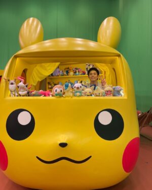 Kanata Hosoda Instagram - ***
明日8:00〜
放送されます
『ポケモンとどこいく⁉︎』
に出演しております〜✨

ずっっと笑ってました😂
どこいこっカーにも乗せてもらって、ポケモンに囲まれた幸せな時間でした〜！

皆様、ぜひに