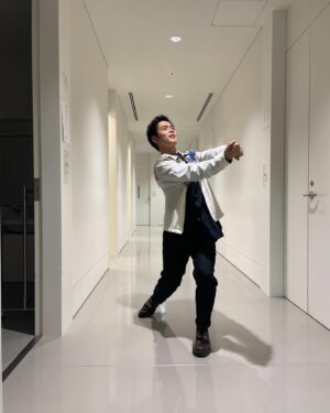 Kanata Hosoda Instagram - ***
昨日放送されました
『世界まる見え！テレビ特捜部』
有難うございました。

告知できず失礼しました…🙇‍♂️

久しぶりにお衣装のお写真を。
このポーズ、ね。
特に意味はありません。

ジャケット　@71michael_official