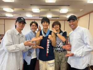 Kanata Hosoda Instagram - ***
地球ゴージャス30周年記念公演
『儚き光のラプソディ』
観劇させて頂きました！

沢山のメッセージが込められた作品。
本当に、本当に沢山の人に届いて欲しい。
舞台上から送られてくる熱量が、そう願わずにはいられないほどのパワーで。

中川さん、本当に格好良かった…ピュア過ぎる素敵な歩絵夢くん。。
自分も頑張らなくては…

久しぶりに95チームの皆様とお会いできて嬉しかったなぁ。

#儚き光のラプソディ