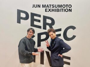 Kanata Hosoda Instagram - ***
JUN MATSUMOTO EXHIBITION
『PERSPECTIVE-時をつなぐ眼差し-』

お邪魔させて頂きました。
大前提として
「大河ドラマ『どうする家康』という作品を撮っていた」
ということは頭にありつつも、その事を忘れてしまうくらい、写真や絵が表す時間や、確かにそこに居たという事実が、観る側に与える説得力というものはとてつもなく。
何がフィクションでノンフィクションなのか分からなくなる瞬間がとても多かったです。
「展覧会」という言葉で括ってしまう事すらも憚られるような。

あんまり話せない事がもどかしい。。
ただ本当に勝手に、どうか沢山の方々に届いてほしいと思ってしまいました。

改めて、素敵な時間を本当に有難うございました…！！

幸

#松本潤PERSPECTIVE展