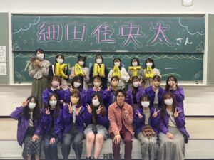 Kanata Hosoda Instagram - ***
神戸松蔭女子学院大学
「松蔭祭」トークショー
有難うございましたー！

学祭ツアーの最後でしたね。
終わってみたらあっという間で、、今回複数の県にお邪魔しましたが、どの地域も人もそれぞれの特徴があって、毎回楽しみながら色々お話しさせて頂きました！

最後に実行委員の方々からお花を頂いて。
わざわざ、僕の好きなポケモンを花屋さんに見せて、花の色合いを決めてくれたのだそう…有難うございます🙇‍♂️

また来年、やれたらいいなぁ…
