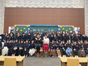 Kanata Hosoda Instagram - ***
昨日の京都ノートルダム女子大学『ND祭』
有難うございました！！

学祭が進むにつれ、トークショー中にかく汗の量も凄いことになっています。
多分、トークショー中にティッシュで汗拭い始める出演者さんは初めてなのでは。
それだけテンション上がるくらい楽しくお話しさせて貰えると思うと…有り難い限りです🙇‍♂️

学祭ツアーも折り返しとなりました。
早いですねぇ
残り2校も頑張るぞ💪

今回のお衣装は大人っぽさ重視で。
早く黒がちゃんと似合う人間になりたい。