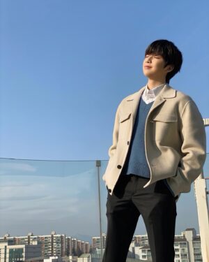 Kang Daniel Instagram - 안녕하세요, 강다니엘입니다.
올해도 벌써 반이나 흘렀네요. 날씨가 부쩍 더워진 만큼 시간이 참 빠름을 실감합니다.

지난 5년이라는 시간 동안 저에게 울타리가 되어주고 또 한편으로는 책임감을 배우게 해주었던 커넥트와의 여정이 막을 내렸습니다.

그동안 함께 울고 웃으며 커넥트를 이끌어가주셨던 모든 임직원 여러분과 관계자분들에게 정말 감사하다는 말을 드리고 싶습니다. 이 마음 잊지 않겠습니다.

좋지 않은 소식과 함께 지난 여정을 마무리하게 되어 아쉽고 애석한 마음이지만, 지금껏 늘 그랬듯이 묵묵히 열심히 헤쳐나가 보려고 합니다. 이 또한 더 나은 미래를 위해 많이 고민하는 시간이 되도록 하겠습니다.

그리고 지금 누구보다 절 생각해 주시고 계실 우리 다니티! 
저는 앞으로도 한결같이 강다니엘로서 여러분 곁에 있겠습니다. 빠른 시일 내에 좋은 소식 들려드릴 수 있도록 노력할 테니 너무 걱정하지 말고 밥 잘 챙겨 먹고 있어요!
감사합니다.