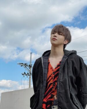 Kang Daniel Instagram - 안녕하세요, 강다니엘입니다.
올해도 벌써 반이나 흘렀네요. 날씨가 부쩍 더워진 만큼 시간이 참 빠름을 실감합니다.

지난 5년이라는 시간 동안 저에게 울타리가 되어주고 또 한편으로는 책임감을 배우게 해주었던 커넥트와의 여정이 막을 내렸습니다.

그동안 함께 울고 웃으며 커넥트를 이끌어가주셨던 모든 임직원 여러분과 관계자분들에게 정말 감사하다는 말을 드리고 싶습니다. 이 마음 잊지 않겠습니다.

좋지 않은 소식과 함께 지난 여정을 마무리하게 되어 아쉽고 애석한 마음이지만, 지금껏 늘 그랬듯이 묵묵히 열심히 헤쳐나가 보려고 합니다. 이 또한 더 나은 미래를 위해 많이 고민하는 시간이 되도록 하겠습니다.

그리고 지금 누구보다 절 생각해 주시고 계실 우리 다니티! 
저는 앞으로도 한결같이 강다니엘로서 여러분 곁에 있겠습니다. 빠른 시일 내에 좋은 소식 들려드릴 수 있도록 노력할 테니 너무 걱정하지 말고 밥 잘 챙겨 먹고 있어요!
감사합니다.