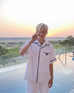 Kang Daniel Instagram - 안녕하세요, 강다니엘입니다.
올해도 벌써 반이나 흘렀네요. 날씨가 부쩍 더워진 만큼 시간이 참 빠름을 실감합니다.

지난 5년이라는 시간 동안 저에게 울타리가 되어주고 또 한편으로는 책임감을 배우게 해주었던 커넥트와의 여정이 막을 내렸습니다.

그동안 함께 울고 웃으며 커넥트를 이끌어가주셨던 모든 임직원 여러분과 관계자분들에게 정말 감사하다는 말을 드리고 싶습니다. 이 마음 잊지 않겠습니다.

좋지 않은 소식과 함께 지난 여정을 마무리하게 되어 아쉽고 애석한 마음이지만, 지금껏 늘 그랬듯이 묵묵히 열심히 헤쳐나가 보려고 합니다. 이 또한 더 나은 미래를 위해 많이 고민하는 시간이 되도록 하겠습니다.

그리고 지금 누구보다 절 생각해 주시고 계실 우리 다니티! 
저는 앞으로도 한결같이 강다니엘로서 여러분 곁에 있겠습니다. 빠른 시일 내에 좋은 소식 들려드릴 수 있도록 노력할 테니 너무 걱정하지 말고 밥 잘 챙겨 먹고 있어요!
감사합니다.