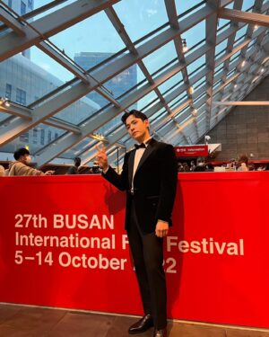 Kang Hyung-suk Instagram - 덕분에 행복한  한해를 보낼수 있어서 감사했습니다. 마무리 잘하시고 더더욱 건강하고 행복한 새해되시길!