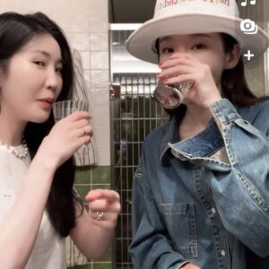 Kang Min-kyung Instagram - 🎂🤍 작고 소중한 나의 코미디언, 나의 안식처, 내사댱 답치 큰언니랑 올해로 20번째 함께 맞는 생파 끄읕!!! 축하해 주신 모든 분들 정말 감사합니다! (영상 꼭 소리 켜서 보세효.. 👩‍🦲✨)