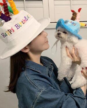 Kang Min-kyung Instagram - 🎂🤍 작고 소중한 나의 코미디언, 나의 안식처, 내사댱 답치 큰언니랑 올해로 20번째 함께 맞는 생파 끄읕!!! 축하해 주신 모든 분들 정말 감사합니다! (영상 꼭 소리 켜서 보세효.. 👩‍🦲✨)