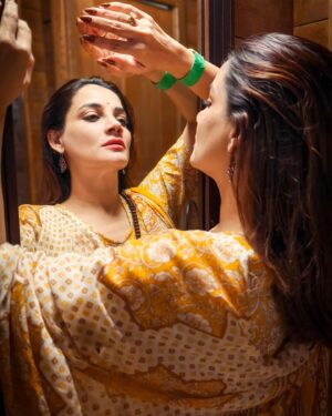 Kanika Maheshwari Instagram - Always remember to judge everything by your inner feeling of bliss. ✨

#sarees #saree #sareelove #fashion #sareelovers #onlineshopping #ethnicwear #indianwear #peace #indianfashion #traditional #india #sareestyle #bhyp #fyp #trendingaudio #viralpost #peace #spritual #oshoquotes #kanikamaheshwari