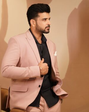 Karan Kundrra Instagram - aise na yun dekho ;) 

#TemptationIslandIndia
Styled: @stylebysugandhasood
Outfit: @bharat_reshma
Pics: @deepikasdeepclicks