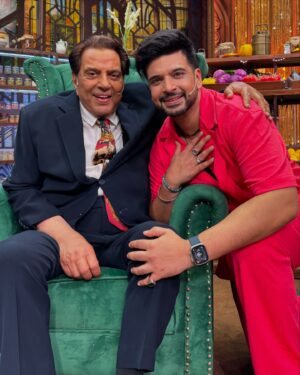 Karan Kundrra Instagram - khushnaseeb hoon jo aashirvaad lene ka mauka mila.. jug jug jiyo wadde Deol Sahab!! @aapkadharam 

#LaughterChefs #dharmendra 
@colorstv