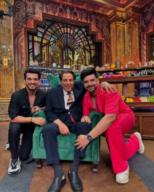 Karan Kundrra Instagram - khushnaseeb hoon jo aashirvaad lene ka mauka mila.. jug jug jiyo wadde Deol Sahab!! @aapkadharam 

#LaughterChefs #dharmendra 
@colorstv