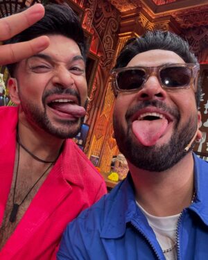 Karan Kundrra Instagram - khushnaseeb hoon jo aashirvaad lene ka mauka mila.. jug jug jiyo wadde Deol Sahab!! @aapkadharam 

#LaughterChefs #dharmendra 
@colorstv