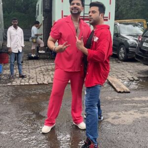 Karan Kundrra Instagram - khushnaseeb hoon jo aashirvaad lene ka mauka mila.. jug jug jiyo wadde Deol Sahab!! @aapkadharam 

#LaughterChefs #dharmendra 
@colorstv