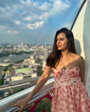 Karan Kundrra Instagram - Karan: I click her the best 😉
Or 
Tejasswi: love is feeling known ♥️

Select your favourite caption
.
.
.
.
.
.
.

Styled by @natashaabothra 
Outfit @a.la.modebyakanksha