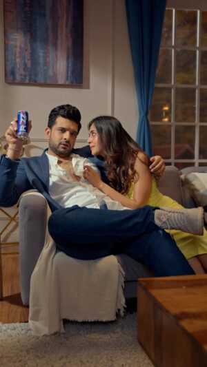 Karan Kundrra Instagram - Rizz Can, Rizz Will! 😎 @drink.rizz 
Maine toh mana liya par aap bina galti kiye apne andar Rizz le aao taki manana hi na pade! 😂

#karankundrra #tejasswiprakash #fizztherizz #drinkrizz
@tejasswiprakash