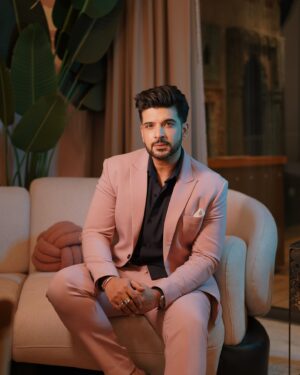 Karan Kundrra Instagram - aise na yun dekho ;) 

#TemptationIslandIndia
Styled: @stylebysugandhasood
Outfit: @bharat_reshma
Pics: @deepikasdeepclicks
