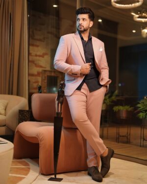 Karan Kundrra Instagram - aise na yun dekho ;) 

#TemptationIslandIndia
Styled: @stylebysugandhasood
Outfit: @bharat_reshma
Pics: @deepikasdeepclicks