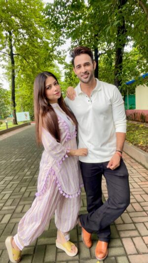Karan Sharma Instagram - So this special reel is for our beloved @neyopharswan ..Congratulations for your new pahadi song🥳 Keep shining & keep rising 💫✨🎵
.
.
.
.
.
.
.
.
 #banarasisaaree #pahadisong #neyopharswan #trending #viralpahadisong #viralvideos #uttrakhandi #pahadireels #garhwali #dehradun #chamoli