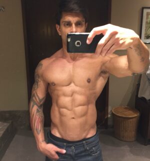 Karan Singh Grover Instagram - 🔱
#throwback  #hatestory3 
Even training with you for a short period of time during this shoot has given me an infinite supply of knowledge and understanding  of the wholesome art and science of fitness that continues to help me till now. 
Thank you so much sir! @rakeshudiyar 
You da best!