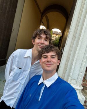 Karel Kovář Instagram - Call me by your name. Oba jsme ho četli i viděli. Jeden z nejkrásnějších filmů je to i díky místům, kde se natáčel. A tak jsme se rozhodli krátký letní výlet strávit v jeho kulisách. Knižní “Somewhere in northern Italy” je ve filmu město Crema a jeho okolí. Po čtyřech nocích a kupě výletů tohle jmenujeme dokonalým letním výletem! V samotné Cremě najdete celou řadu lokací, asi nejznámější jsou dveře jen kousek od náměstí (viz první fotka). Po stopách filmu projedete krásné uličky, náměstí i zákoutí, která byste jinak možná minuli. Samotná Crema je ideální. Tak akorát velká, aby vám tu bylo útulno, tak akorát živá, abyste neměli pocit, že tu chcípl pes. No a pak přichází výlety! Nejdříve Sirmione u Lago de Garda, kam se Elio s tátou a Oliverem vypravili vyzvednout sochu ze dna jezera. Tam vás čeká práva “high season Itálie”, ale archeologické muzeum je oázou klidu a dalším místem, které z filmu dobře poznáte. Zbylé lokace zvládnete z Cremy i na kole, což je samo o sobě ve vztahu k filmu mega ikonický! Jezírko Sorgiva Quarantina je Eliovo “my place”, v reálu je hlavně místem místních, kteří se do ledové vody chodí osvěžit. Další nádhernou lokací je pomník Bitvy na Piavě v Pandinu, kde jsme se ve filmu dozvěděli, že Elio vlastně nic neví. Rozhodně ne o věcech, na kterých skutečně záleží ❤️‍🔥 V samotném městečku rozhodně pes chcípl, ale vesnické kouzlo mu dodaly trhy, kde jsme si málem koupili broskve, ale to už by bylo moc 🍑 No a zlatý hřeb je rozhodně Villa Albergoni. Ta je aktuálně v soukromém vlastnictví, ale její okolí a do dáli čnějící věžička vás okamžitě přenesou do atmosféry filmu, která je... Mimořádně autentická. Okolí Cremy prostě stojí za návštěvu a je krásné, že někdy díky filmům objevíte místa jinak prakticky neobjevitelná. Is it better to speak or die? Rozhodně speak: Pokud milujete CMBYN, užijete si tenhle výlet stejně jako my. We will remember everything 🤍 Later!

#callmebyyourname