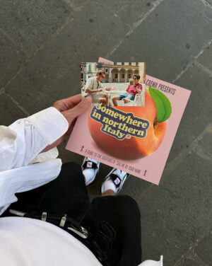 Karel Kovář Instagram - Call me by your name. Oba jsme ho četli i viděli. Jeden z nejkrásnějších filmů je to i díky místům, kde se natáčel. A tak jsme se rozhodli krátký letní výlet strávit v jeho kulisách. Knižní “Somewhere in northern Italy” je ve filmu město Crema a jeho okolí. Po čtyřech nocích a kupě výletů tohle jmenujeme dokonalým letním výletem! V samotné Cremě najdete celou řadu lokací, asi nejznámější jsou dveře jen kousek od náměstí (viz první fotka). Po stopách filmu projedete krásné uličky, náměstí i zákoutí, která byste jinak možná minuli. Samotná Crema je ideální. Tak akorát velká, aby vám tu bylo útulno, tak akorát živá, abyste neměli pocit, že tu chcípl pes. No a pak přichází výlety! Nejdříve Sirmione u Lago de Garda, kam se Elio s tátou a Oliverem vypravili vyzvednout sochu ze dna jezera. Tam vás čeká práva “high season Itálie”, ale archeologické muzeum je oázou klidu a dalším místem, které z filmu dobře poznáte. Zbylé lokace zvládnete z Cremy i na kole, což je samo o sobě ve vztahu k filmu mega ikonický! Jezírko Sorgiva Quarantina je Eliovo “my place”, v reálu je hlavně místem místních, kteří se do ledové vody chodí osvěžit. Další nádhernou lokací je pomník Bitvy na Piavě v Pandinu, kde jsme se ve filmu dozvěděli, že Elio vlastně nic neví. Rozhodně ne o věcech, na kterých skutečně záleží ❤️‍🔥 V samotném městečku rozhodně pes chcípl, ale vesnické kouzlo mu dodaly trhy, kde jsme si málem koupili broskve, ale to už by bylo moc 🍑 No a zlatý hřeb je rozhodně Villa Albergoni. Ta je aktuálně v soukromém vlastnictví, ale její okolí a do dáli čnějící věžička vás okamžitě přenesou do atmosféry filmu, která je... Mimořádně autentická. Okolí Cremy prostě stojí za návštěvu a je krásné, že někdy díky filmům objevíte místa jinak prakticky neobjevitelná. Is it better to speak or die? Rozhodně speak: Pokud milujete CMBYN, užijete si tenhle výlet stejně jako my. We will remember everything 🤍 Later!

#callmebyyourname
