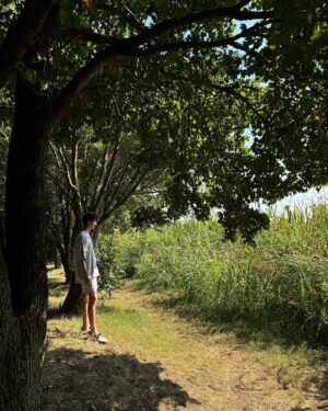 Karel Kovář Instagram - Call me by your name. Oba jsme ho četli i viděli. Jeden z nejkrásnějších filmů je to i díky místům, kde se natáčel. A tak jsme se rozhodli krátký letní výlet strávit v jeho kulisách. Knižní “Somewhere in northern Italy” je ve filmu město Crema a jeho okolí. Po čtyřech nocích a kupě výletů tohle jmenujeme dokonalým letním výletem! V samotné Cremě najdete celou řadu lokací, asi nejznámější jsou dveře jen kousek od náměstí (viz první fotka). Po stopách filmu projedete krásné uličky, náměstí i zákoutí, která byste jinak možná minuli. Samotná Crema je ideální. Tak akorát velká, aby vám tu bylo útulno, tak akorát živá, abyste neměli pocit, že tu chcípl pes. No a pak přichází výlety! Nejdříve Sirmione u Lago de Garda, kam se Elio s tátou a Oliverem vypravili vyzvednout sochu ze dna jezera. Tam vás čeká práva “high season Itálie”, ale archeologické muzeum je oázou klidu a dalším místem, které z filmu dobře poznáte. Zbylé lokace zvládnete z Cremy i na kole, což je samo o sobě ve vztahu k filmu mega ikonický! Jezírko Sorgiva Quarantina je Eliovo “my place”, v reálu je hlavně místem místních, kteří se do ledové vody chodí osvěžit. Další nádhernou lokací je pomník Bitvy na Piavě v Pandinu, kde jsme se ve filmu dozvěděli, že Elio vlastně nic neví. Rozhodně ne o věcech, na kterých skutečně záleží ❤️‍🔥 V samotném městečku rozhodně pes chcípl, ale vesnické kouzlo mu dodaly trhy, kde jsme si málem koupili broskve, ale to už by bylo moc 🍑 No a zlatý hřeb je rozhodně Villa Albergoni. Ta je aktuálně v soukromém vlastnictví, ale její okolí a do dáli čnějící věžička vás okamžitě přenesou do atmosféry filmu, která je... Mimořádně autentická. Okolí Cremy prostě stojí za návštěvu a je krásné, že někdy díky filmům objevíte místa jinak prakticky neobjevitelná. Is it better to speak or die? Rozhodně speak: Pokud milujete CMBYN, užijete si tenhle výlet stejně jako my. We will remember everything 🤍 Later!

#callmebyyourname