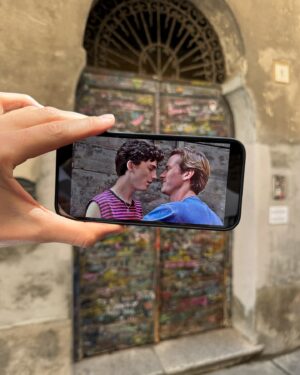 Karel Kovář Instagram - Call me by your name. Oba jsme ho četli i viděli. Jeden z nejkrásnějších filmů je to i díky místům, kde se natáčel. A tak jsme se rozhodli krátký letní výlet strávit v jeho kulisách. Knižní “Somewhere in northern Italy” je ve filmu město Crema a jeho okolí. Po čtyřech nocích a kupě výletů tohle jmenujeme dokonalým letním výletem! V samotné Cremě najdete celou řadu lokací, asi nejznámější jsou dveře jen kousek od náměstí (viz první fotka). Po stopách filmu projedete krásné uličky, náměstí i zákoutí, která byste jinak možná minuli. Samotná Crema je ideální. Tak akorát velká, aby vám tu bylo útulno, tak akorát živá, abyste neměli pocit, že tu chcípl pes. No a pak přichází výlety! Nejdříve Sirmione u Lago de Garda, kam se Elio s tátou a Oliverem vypravili vyzvednout sochu ze dna jezera. Tam vás čeká práva “high season Itálie”, ale archeologické muzeum je oázou klidu a dalším místem, které z filmu dobře poznáte. Zbylé lokace zvládnete z Cremy i na kole, což je samo o sobě ve vztahu k filmu mega ikonický! Jezírko Sorgiva Quarantina je Eliovo “my place”, v reálu je hlavně místem místních, kteří se do ledové vody chodí osvěžit. Další nádhernou lokací je pomník Bitvy na Piavě v Pandinu, kde jsme se ve filmu dozvěděli, že Elio vlastně nic neví. Rozhodně ne o věcech, na kterých skutečně záleží ❤️‍🔥 V samotném městečku rozhodně pes chcípl, ale vesnické kouzlo mu dodaly trhy, kde jsme si málem koupili broskve, ale to už by bylo moc 🍑 No a zlatý hřeb je rozhodně Villa Albergoni. Ta je aktuálně v soukromém vlastnictví, ale její okolí a do dáli čnějící věžička vás okamžitě přenesou do atmosféry filmu, která je... Mimořádně autentická. Okolí Cremy prostě stojí za návštěvu a je krásné, že někdy díky filmům objevíte místa jinak prakticky neobjevitelná. Is it better to speak or die? Rozhodně speak: Pokud milujete CMBYN, užijete si tenhle výlet stejně jako my. We will remember everything 🤍 Later!

#callmebyyourname