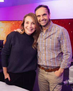 Karen Doggenweiler Instagram - Estoy muy contenta y agradecida de esta linda oportunidad ♥️ @rodrigosepulvedalara es un gran y querido amigo y me encanta esta invitación que recibí de poder reemplazarlo durante unos días en @romanticafm104.1 para que descanse junto a su familia 🫶🏻
Va a volver recargado de energías para reencontrarse con su público que tanto lo quiere. Ya me presentó al querido equipo de #Romántica, así es que estamos listos para partir desde este LUNES A LAS 3PM 🙌🏻 Los esperamos con temas interesantes y con la mejor música. No falten! 🎙️🎶