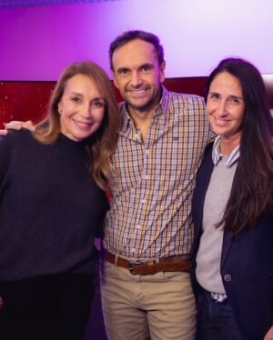 Karen Doggenweiler Instagram - Estoy muy contenta y agradecida de esta linda oportunidad ♥️ @rodrigosepulvedalara es un gran y querido amigo y me encanta esta invitación que recibí de poder reemplazarlo durante unos días en @romanticafm104.1 para que descanse junto a su familia 🫶🏻
Va a volver recargado de energías para reencontrarse con su público que tanto lo quiere. Ya me presentó al querido equipo de #Romántica, así es que estamos listos para partir desde este LUNES A LAS 3PM 🙌🏻 Los esperamos con temas interesantes y con la mejor música. No falten! 🎙️🎶