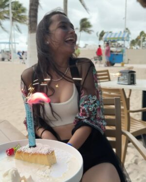 Karen Furlong Instagram - Casi 2 meses después de mi cumpleaños estoy publicando esto… La realidad es que a mis 28 tengo sólo algunas certezas y muchas dudas… cuando era niña pensaba que sería al revés 🤷🏻‍♀️. Viajamos a Merida para ver el eclipse y pasarlo en mi lugar favorito: el mar pero todo salió muy diferente a mis expectativas y creo que ese ha sido el mayor aprendizaje de este año tan complejo: soltar lo que espero y recibir lo qué hay. Fue un cumpleaños sencillo, me he sentido sola pero está bien y ha sido suficiente.  Nadie te enseña a crecer ni a enfrentarte a la desilusión que puede ser la adultez pero al mismo tiempo es muy bello existir y tal vez esa es la magia por que ahora sonrío más en las fotos y en la vida✨🙏🏼 A ti que me lees: te deseo muchas cosas bellas!