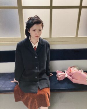 Karen Miyama Instagram - 遅くなりましたが、改めて #虎に翼 ありがとうございました！
なんと純情きらりで味噌樽に入ったのが18年前…
現在27歳。あらさぁ。
そして今回演じさせていただいたのが不貞妻
朝からだいぶ刺激的なシーンでしたね💭笑
沢山の方にあれが美山加恋だったのかと驚いていただけて、大満足です☺️
想像以上に反響をいただけて感激でした。

カミソリを手にした瞬間、すべてが心に入ってきた気がします。本物が持つパワーはすごい。助けられてしまいました。

こんなはずじゃなかったのに。こんな風になりたかったわけじゃない。
どの瞬間もその思いで埋め尽くされてた。
引き返せないほど必要以上に戦ってしまいましたね。
どうしようもない人だったけど、たぶん強く生きてる。
虎ちゃんありがとう。