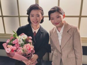 Karen Miyama Instagram - #朝ドラ #虎に翼
本日もありがとうございます！
史実をベースにした役ということでとても丁寧に演出していただきました。
瞳の設定資料だけで別ドラマが作れるほどで…感謝です☺︎

沙莉さんとはちびまる子ちゃん以来。
役の関係的に撮影中にはお話できず…終わってからやっと笑顔でお話しできました🐯✨笑