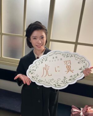 Karen Miyama Instagram - 連続テレビ小説「 虎に翼 」

明日から登場します！

「女房は山の神百石の位？」
意味を調べて、ほぉーとなりました。💭
瞳さん、どんな女性なのかお楽しみに。

みてね🐯

#朝ドラ #虎に翼