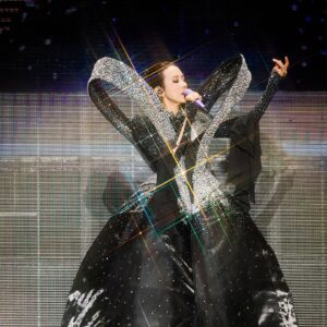 Karen Mok Man-Wai Instagram - 我們每個人都要把自己的人生大秀活得精精彩彩 ，閃閃發光！🌟 Be your own BIG BIG light!

#swarovski #上海 
#somethingbig #thebigbigshow #themasters #莫文蔚大秀一場演唱會 #莫文蔚 #KarenMOK