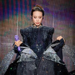 Karen Mok Man-Wai Instagram - 我們每個人都要把自己的人生大秀活得精精彩彩 ，閃閃發光！🌟 Be your own BIG BIG light!

#swarovski #上海 
#somethingbig #thebigbigshow #themasters #莫文蔚大秀一場演唱會 #莫文蔚 #KarenMOK