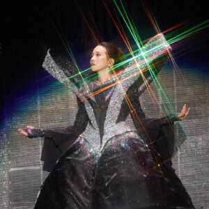 Karen Mok Man-Wai Instagram - 我們每個人都要把自己的人生大秀活得精精彩彩 ，閃閃發光！🌟 Be your own BIG BIG light!

#swarovski #上海 
#somethingbig #thebigbigshow #themasters #莫文蔚大秀一場演唱會 #莫文蔚 #KarenMOK