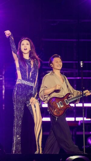 Karen Mok Man-Wai Instagram - 等了二十一年，終於在「大秀一場」的舞台上與原曲作者謝霆鋒合唱《透視》～ @chefnicookies A BIG thank you and what a BIG moment to remember! 🎤✨

#透視 #上海 
#somethingbig #thebigbigshow #themasters #莫文蔚大秀一場演唱會 
#莫文蔚 #KarenMOK