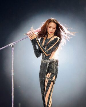 Karen Mok Man-Wai Instagram - 大秀一場 ，大秀長髮。長髮飄飄，魅力無法！Big hair moments on the catwalk! Get ready to let your hair down, Shenzhen!

#豹變 #深圳 
#somethingbig #thebigbigshow #themasters #莫文蔚大秀一場演唱會 #莫文蔚 #KarenMOK