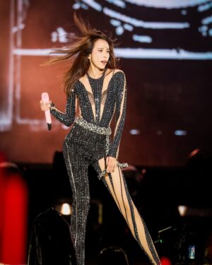 Karen Mok Man-Wai Instagram - 大秀一場 ，大秀長髮。長髮飄飄，魅力無法！Big hair moments on the catwalk! Get ready to let your hair down, Shenzhen!

#豹變 #深圳 
#somethingbig #thebigbigshow #themasters #莫文蔚大秀一場演唱會 #莫文蔚 #KarenMOK