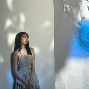 Karen Otomo Instagram - 一昨日発売の関西の情報誌「SAVVY」、昨日放送の「林修の今知りたいでしょ」のオフショット。

青いキラキラぴかぴかの中での撮影、楽しかったなあ✨
