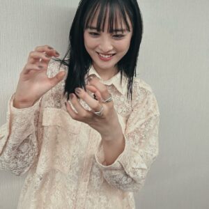Karen Otomo Instagram - 一昨日発売の関西の情報誌「SAVVY」、昨日放送の「林修の今知りたいでしょ」のオフショット。

青いキラキラぴかぴかの中での撮影、楽しかったなあ✨