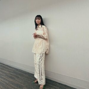 Karen Otomo Instagram - 一昨日発売の関西の情報誌「SAVVY」、昨日放送の「林修の今知りたいでしょ」のオフショット。

青いキラキラぴかぴかの中での撮影、楽しかったなあ✨