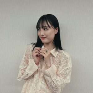Karen Otomo Instagram - 一昨日発売の関西の情報誌「SAVVY」、昨日放送の「林修の今知りたいでしょ」のオフショット。

青いキラキラぴかぴかの中での撮影、楽しかったなあ✨
