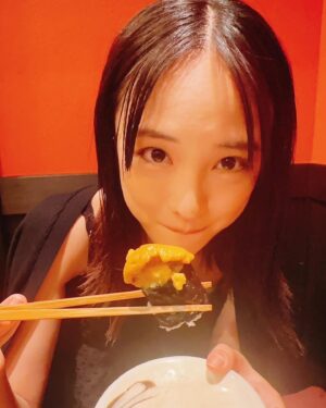 Karen Otomo Instagram - 時代劇シリーズ『三屋清左衛門残日録』第8作に出演させていただきます。

私にとって二度目の時代劇。
キリリとした緊張感に貫かれながら、いただいた役を愛し、全うしようと思います💪

撮影はこれからなので、リアルタイムでオフショット載せてまいりますね☺️
放送と合わせて、楽しみにしていただけたら嬉しいです✨

（撮影前でまだオフショットがないので、去年の京都の撮影の合間の写真を。
前髪長かった時。）