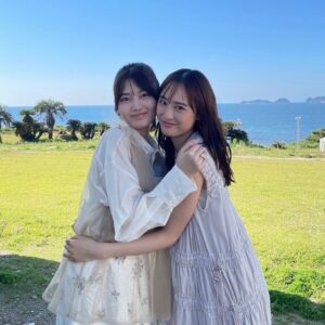 Karen Otomo Instagram - おはようございます🍃
月曜日の振替休日は
なんだかフワフワゆらゆらした気持ちですね💭
お仕事の方も、お休みの方も、
穏やかな時間を少しでも味わえる、良き日となりますよう。

《今週の予定》
8月12日(月)
・17:10〜FM GUNMA「flower pot」
・22:00〜Abema「今日、好きになりました。」

8月15日(木)
・福岡放送「バリはやッ!ZIP!」（VTRのワンコーナーにお邪魔しています✨）
・21:00〜日本テレビ「秘密のケンミンSHOW極」

8月17日(土)
・20:00〜テレビ朝日「池上彰のニュースそうだったのか‼︎」

今日の写真は先日放送された、「ちょっと福岡行ってきました！」のオフショット。
果穂ちゃんとのロケは、もしや旅行なのでは？と錯覚するくらいに楽しかったです🤭